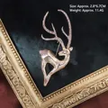 Detalle del broche de ciervo barroco en metal dorado con diamantes de imitación y medidas - Alce Dorado
