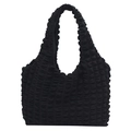 Minimalistische schwarze Popcorn-Tasche mit Faltenstruktur und Blasenmuster für den Alltag - Schwarz