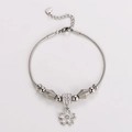 Primer plano de pulsera de cadena de serpiente plateada con colgante de flor blanca - Color Acero
