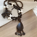 Dettaglio di collana etnica artigianale con perline in legno di cocco e accenti in conchiglia - Collana-Caffè Goccia d'Acqua