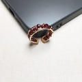 Handgefertigter 14K goldgefüllter offener Ring mit roten Granatperlen auf hellem Stoff - Facettierte Granatperle 3 mm Durchmesser