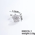Sterbloem oorklem in zilveren afwerking met witte strass steentjes en afmetingen - Zilver-Bloem