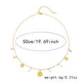 Détail d'un collier doré avec perles irrégulières et pendentifs métalliques martelés - Collier avec pendentif disque rond en acier inoxydable (NC24Y0634)