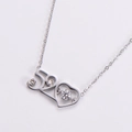 Dettaglio della collana con ciondolo 520 a cuore in argento e pietre di zircone lucide - Color Acciaio