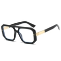 Retro-Polygon-Sonnenbrille mit schwarzem Rahmen und goldenen Metallbügeln in 45-Grad-Ansicht - Schwarzer Rahmen Klare Gläser