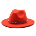 Détail du chapeau en feutre de laine rouge avec bande en cuir brun et rivets argentés - M (56-58cm) / Rouge Orangé