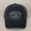 Detailaufnahme einer Vintage-Basecap aus Denim mit besticktem Patch und Fransen - Marineblau