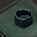 Minimalistische vierkante zegelring voor heren in donkergrijs met glad gepolijst oppervlak - US 7 / Blauw