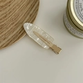 Fermaglio per capelli francese in resina bianca con base in metallo dorato su vassoio - Texture Bianco Latte