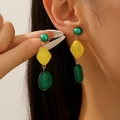 Lange Vintage-Ohrringe mit gelben und grünen geometrischen Harztropfen am Ohr - Gelbgrün