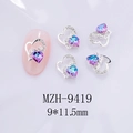 Détail macro du charm nail art coeur creux 9x11,5 mm avec pierres bleu-violet et texte Love - Style Zirconia Dégradé Rose-Violet Ciel Étoilé Base Argent (9419)