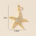 Dettaglio del ciondolo a stella marina dorato con zirconi e misure delle dimensioni - D-Stella marina da 3cm
