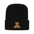 Gros plan sur un bonnet en tricot noir avec une adorable broderie d'ours sur le bord plié - Noir