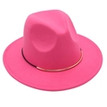 Détail d'un chapeau fedora en laine rose fuchsia avec bord plat et ruban noir orné d'or - M (56-58cm) / Rose rouge