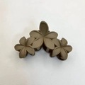 Elegante pinza para el pelo caqui con tres flores de plumeria para recogidos de mujer - Acabado Mate Caqui Diseño De Frangipani Mate De Una Sola Pieza [aprox. 11 Cm]