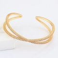 Vista dettagliata del bracciale incrociato dorato a doppio strato con zirconi colorati - Bracciale in Zircone Bianco / Oro