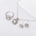 Dreiteiliges Silber-Schmuckset mit quadratischem Zirkon, offenem Ring und Ohrsteckern - 8011 Weiß K
