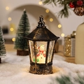 Primer plano de farol navideño vintage en bronce con muñeco de nieve y luces decorativas - Muñeco de Nieve