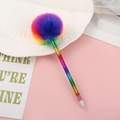 Penna a sfera con pompon color arcobaleno sfumato su una scrivania rosa decorativa - Stile 2