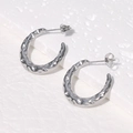 Boucles d'oreilles en forme de C en acier inoxydable argenté avec texture martelée - Argenté