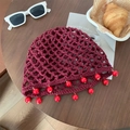 Bonnet bohème en tricot bordeaux fait main avec des glands en perles rouges sur bois - Taille unique / Rouge