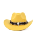Détail du chapeau de cowboy avec bande tressée ethnique et ornement de crâne de buffle - M (56-59cm) / Jaune Tête de Taureau Ethnique