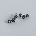 Orecchini a fiore in argento S925 con tre zirconi neri dal design floreale curvo - Platino (Zircone Nero)