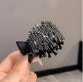 Primer plano de una pinza para coleta alta con brillantes diamantes de imitación grises - Diamante de Imitación Negro Ondulado