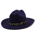 Dettaglio cappello fedora in lana blu navy con nastro leopardato e fibbia metallica - M (56-58cm) / Blu Notte