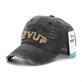 Détail macro de la casquette EVUP vintage délavée avec broderie 3D et bords usés - Taille unique (réglable 56-60 cm) / Noir