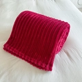 Coperta in flanella rossa spessa con texture a righe e bordi cuciti di qualità - Costine Rosso Vino