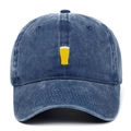 Detalle del bordado de jarra de cerveza amarilla en gorra de béisbol de tela vaquera lavada - Azul marino
