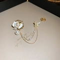 Détail de la broche fleur de camélia et papillon avec chaînes à glands dorés et perles - Style Gland Papillon Camélia en Nacre (HP512)