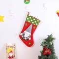 Calcetín navideño de gnomo en rojo y verde a lunares para decoración de árboles - Calcetín rojo Papá Noel de pie