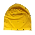 Bonnet en tricot jaune vif avec des clous coniques en métal argenté style punk - Taille unique / Jaune