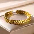 Detalle del brazalete rígido de acero de titanio dorado con textura de hoja de trigo - Estilo Hoja de Espiga(B1614)