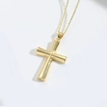 Détail du pendentif croix en or poli avec courbes 3D sur une chaîne minimaliste - Croix / Doré