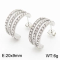 Pendientes de aro en C plateados con tres filas de circonitas brillantes, tamaño 20x9mm - Estilo de Diamantes de Imitación en Pavé de 3 Filas Color Acero (KE110153-KFC)
