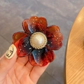 Pinza per capelli a fiore ambra in resina traslucida con perla bianca decorativa - Ambra