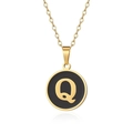 Dettaglio della collana in titanio dorato con pendente circolare nero e oro lettera Q - Oro Lettera-Q