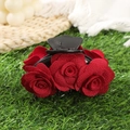 Elegante pinza per capelli con rose rosse floccate per acconciature su erba verde - 9cm / Rosso