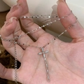 Collana con croce in argento e diamanti bianchi scintillanti su catena sottile - Stile Croce Pavé di Zirconia Bianca (XL3390) / Argento