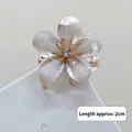 Mini molletta per capelli a fiore crema con strass e base dorata misura circa 2cm - Beige