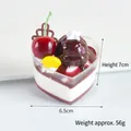 Magnete cupcake a forma di cuore con gelato viola, cioccolato e ciliegia rossa - Marrone Cioccolato