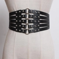 Ceinture corset noire punk avec cinq anneaux métalliques et motif crocodile sur un mannequin - Noir