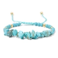 Detail van verstelbare blauwe geweven armband met turkoois steentjes en gouden kralen - Turkoois (FA0221)