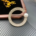 Broche vintage en forme de C, dorée avec plusieurs rangées de strass et perle blanche - BZ101 Forme de Lettre C