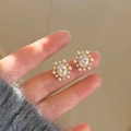 Eleganti orecchini a fiore placcati in oro con zirconi e perle per donne raffinate - Orecchini Stile Grappolo di Fiori / Perno in Argento-Oro-Bianco