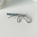 Eleganter silberner Haarschliff aus flüssigem Metall mit unregelmäßiger minimalistischer Ästhetik - Silber Einfache Schleife
