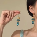 Elegante goldene Ethno-Ohrringe mit blauen Perlen und Glocken-Quasten am Model - Gold-Blau Haken-Stil